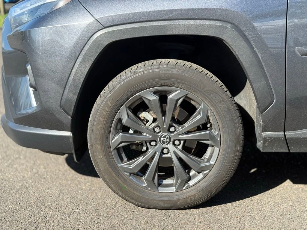 Used 2022 Toyota RAV4 XLE Premium image 9