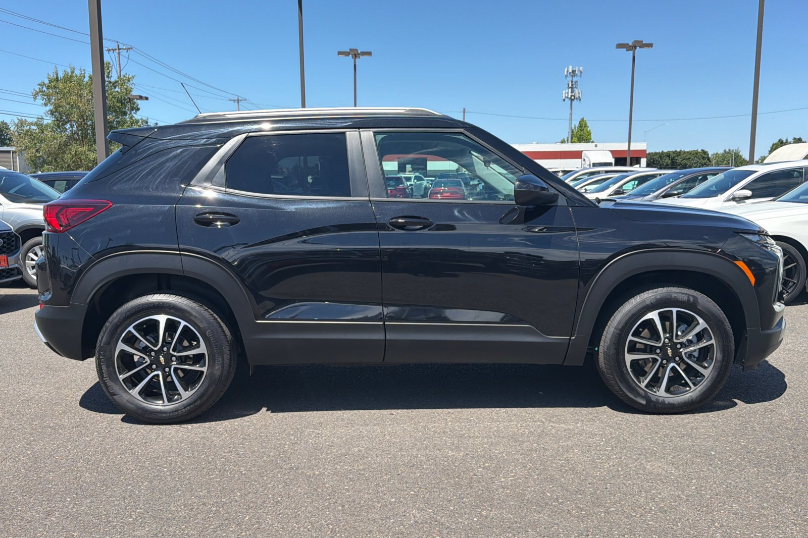 Used 2025 Chevrolet TrailBlazer LT AWD/4WD image 3