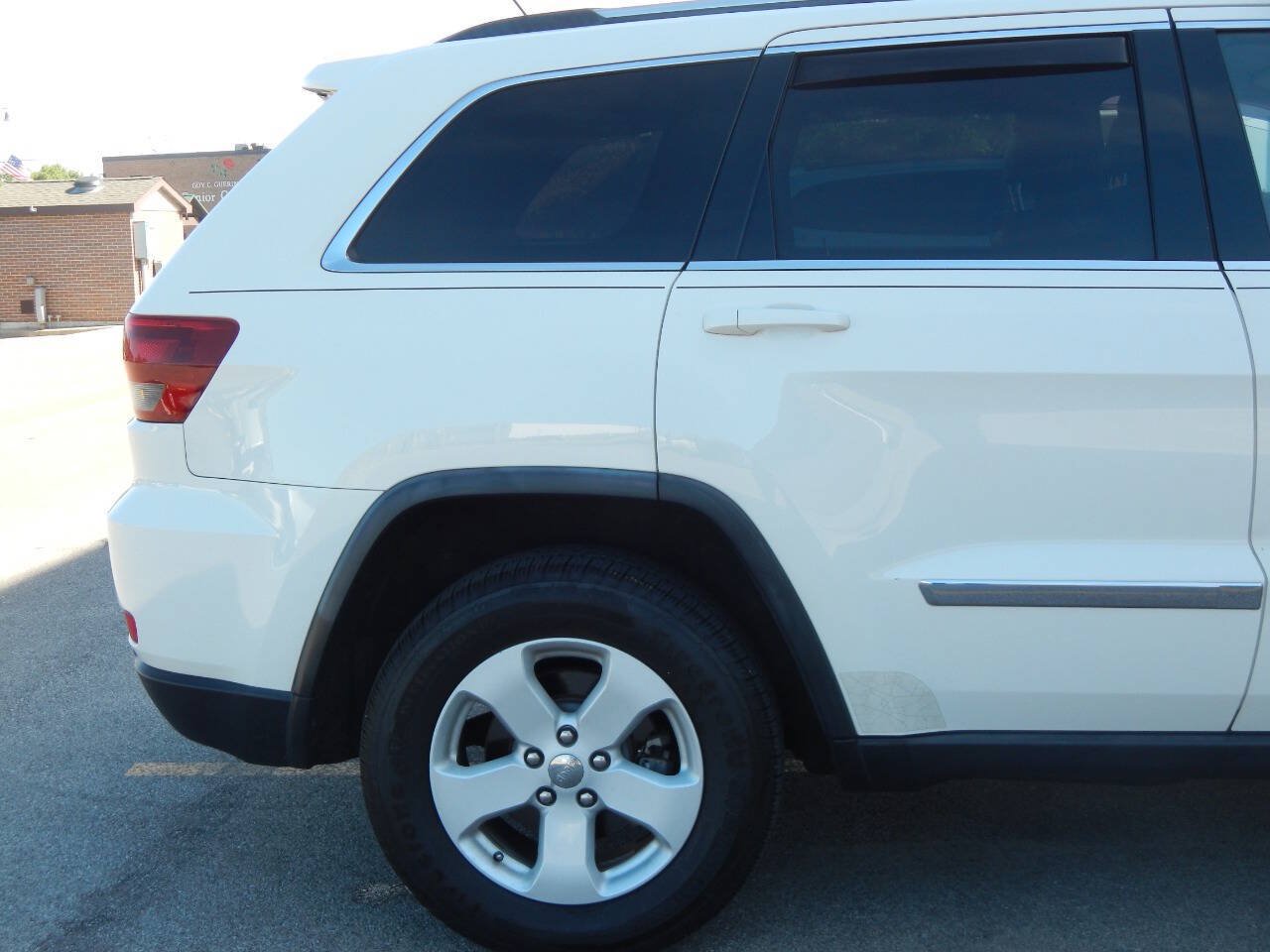 Used 2011 Jeep Grand Cherokee Laredo AWD/4WD image 23