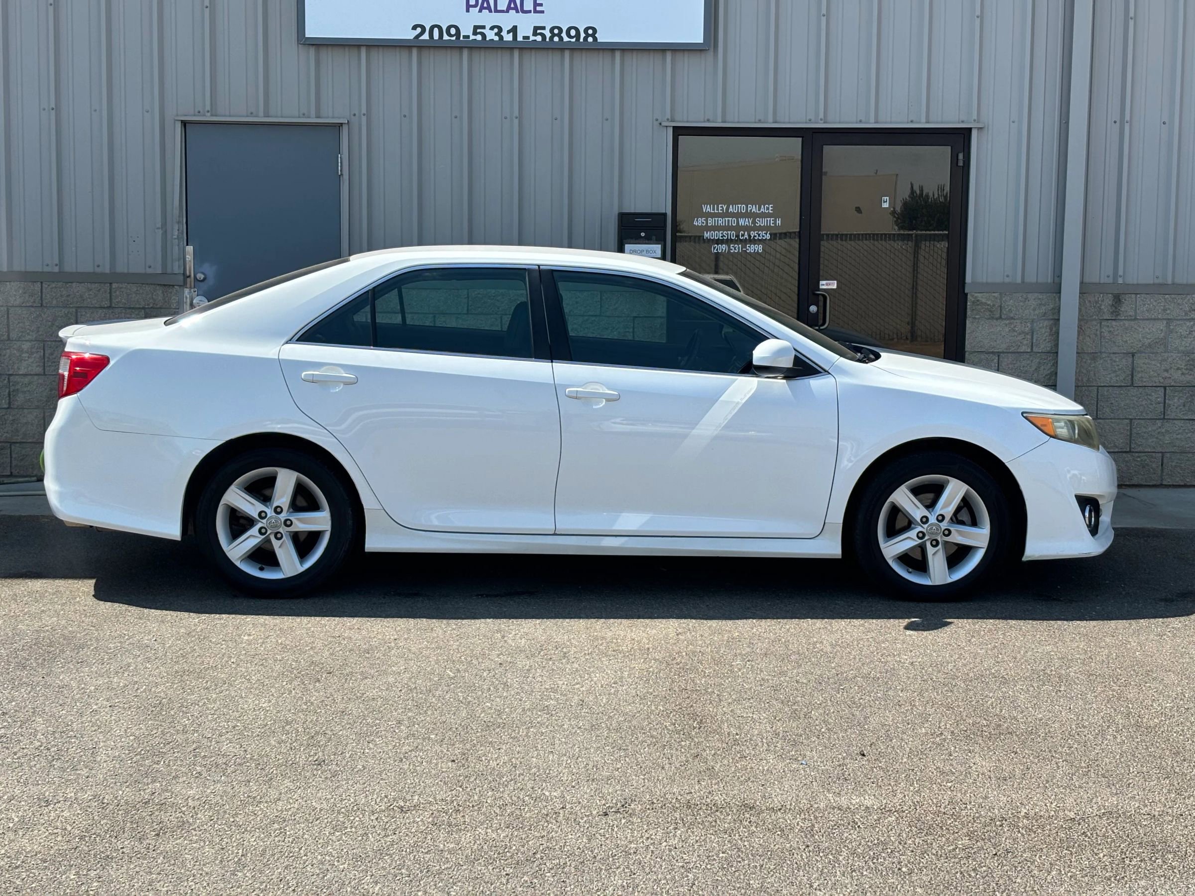 Used 2012 Toyota Camry SE image 2