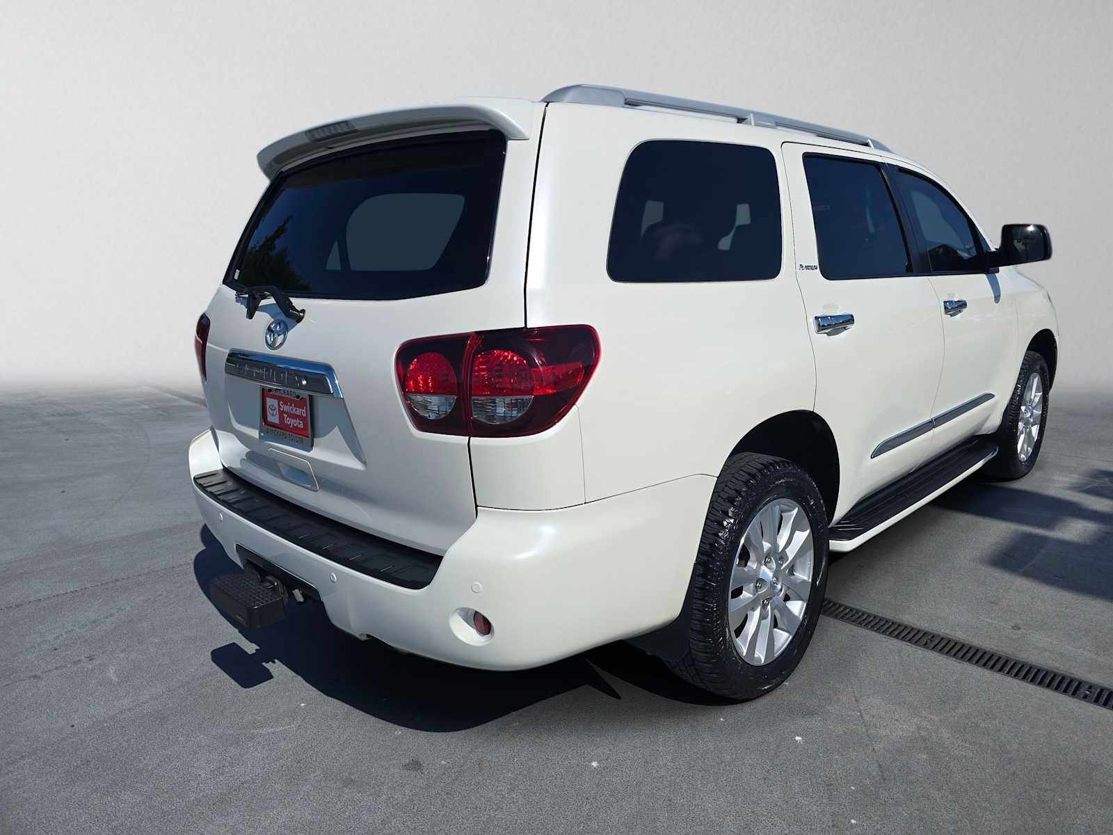 Used 2018 Toyota Sequoia Platinum AWD/4WD image 3