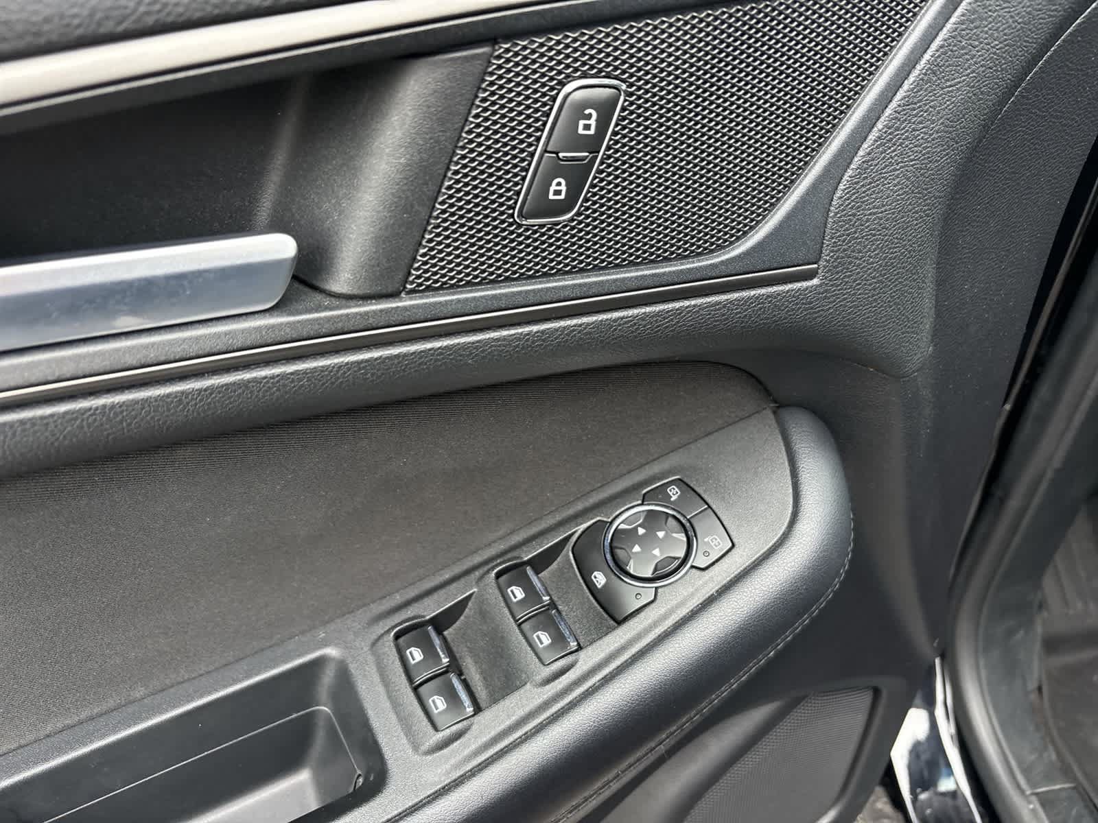 Used 2018 Ford Edge SE FWD image 22
