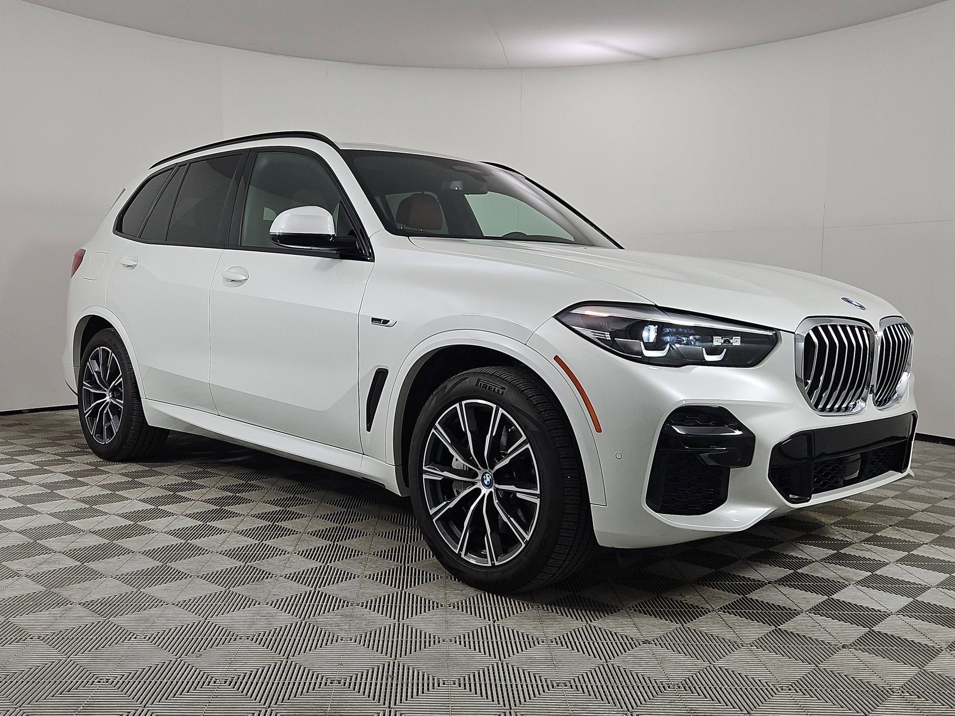 Used 2022 BMW X5 xDrive45e w/ M Sport Package AWD/4WD image 1