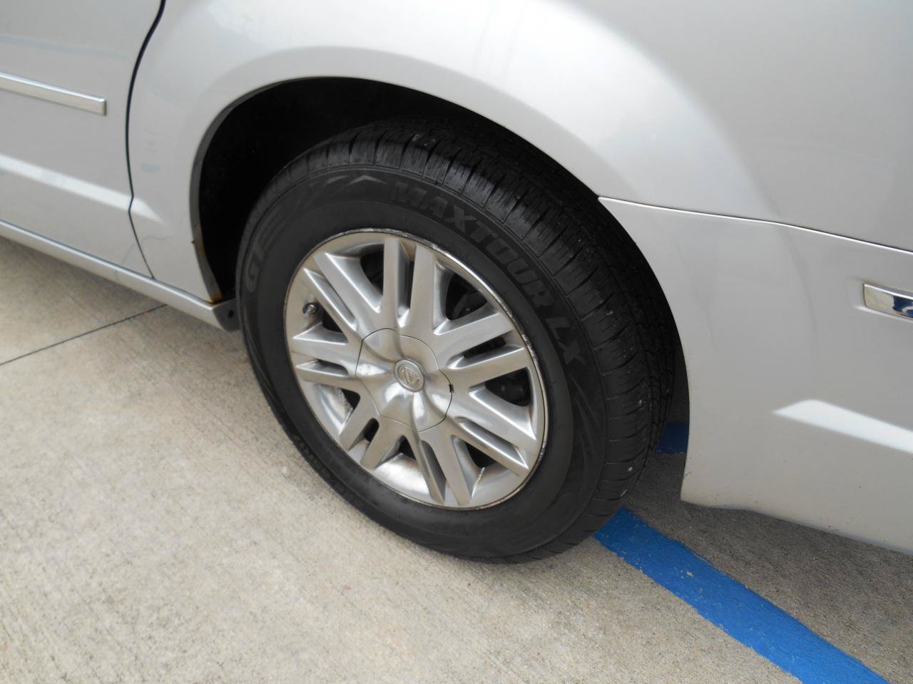 Used 2010 Chrysler Town & Country Touring FWD image 17