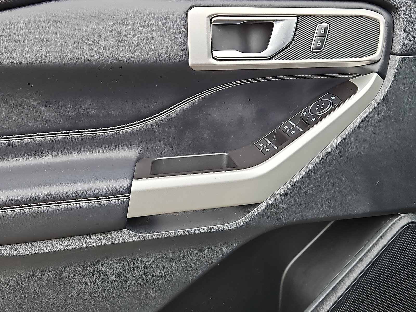 Certified 2022 Ford Explorer XLT w/ Equipment Group 202A image 14