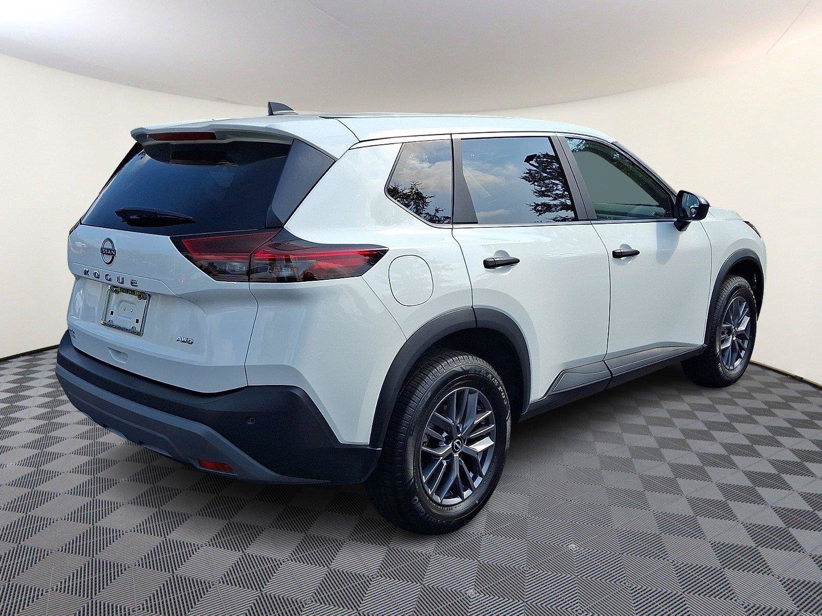 Used 2023 Nissan Rogue S AWD/4WD image 6