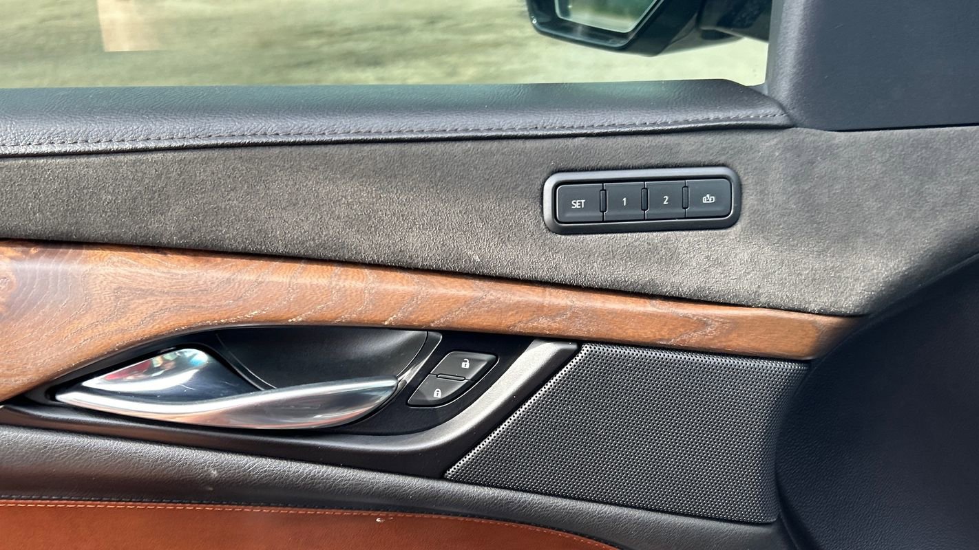 Used 2020 Cadillac Escalade Premium Luxury AWD/4WD image 27