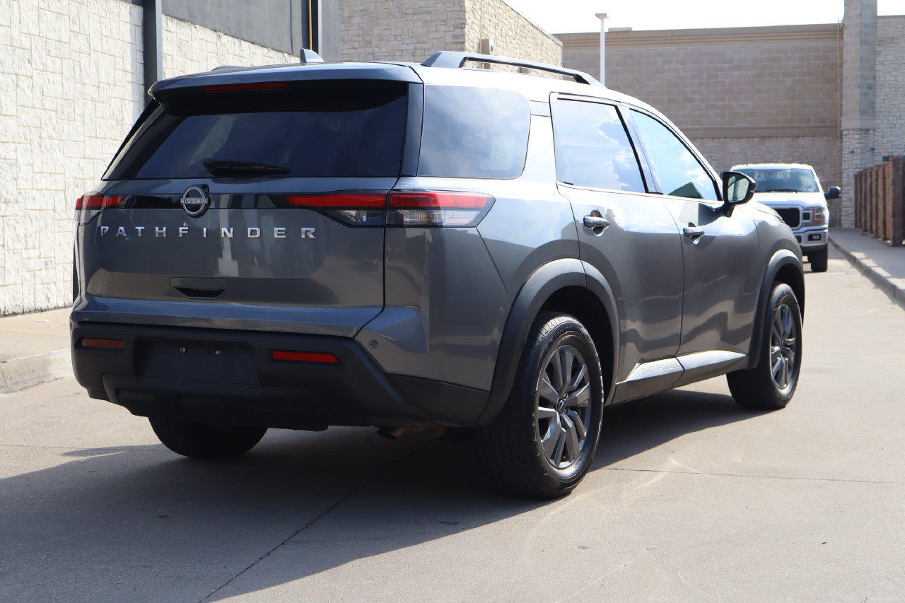 Used 2025 Nissan Pathfinder SV FWD image 3