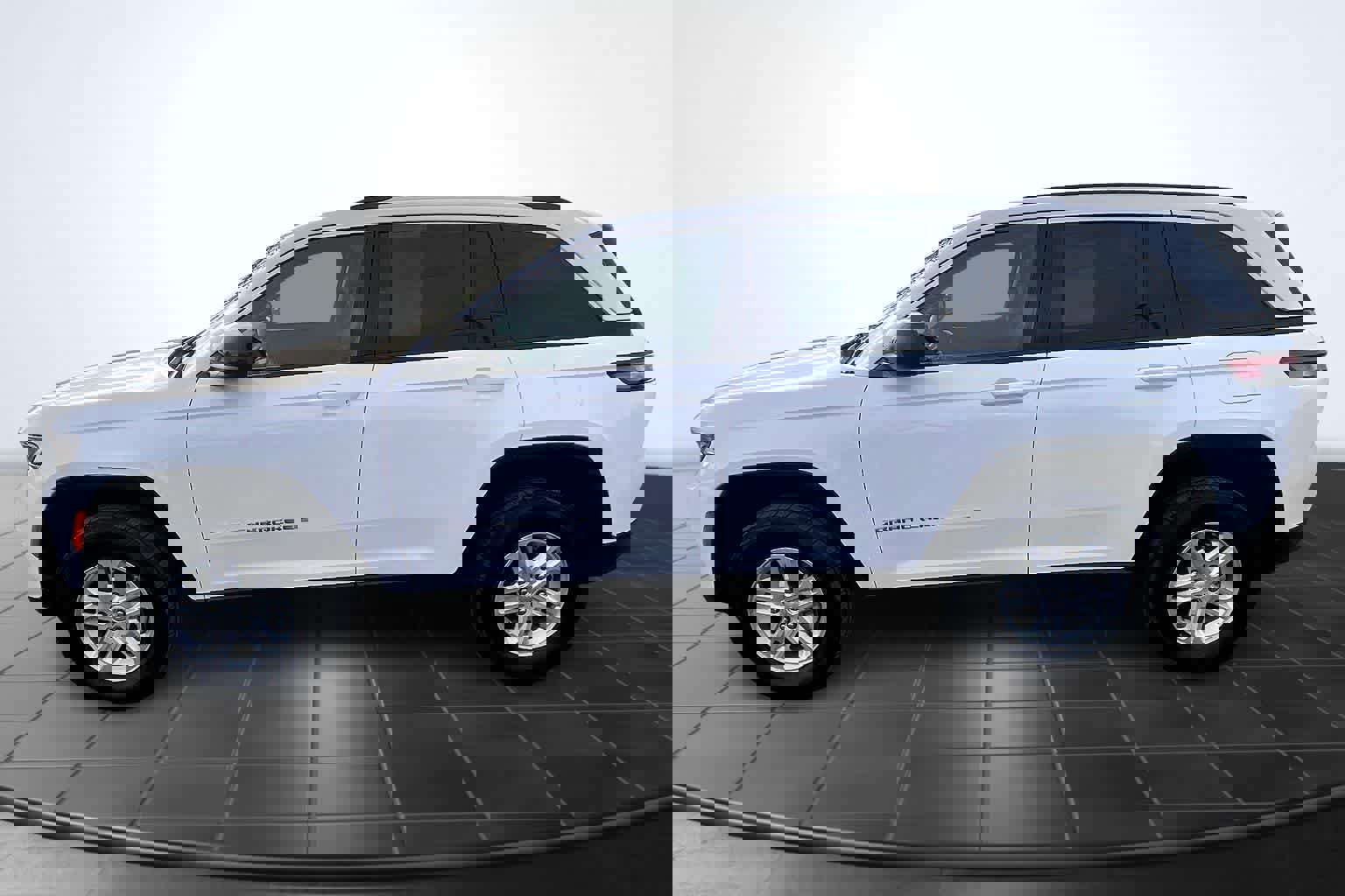 Used 2024 Jeep Grand Cherokee Laredo image 3