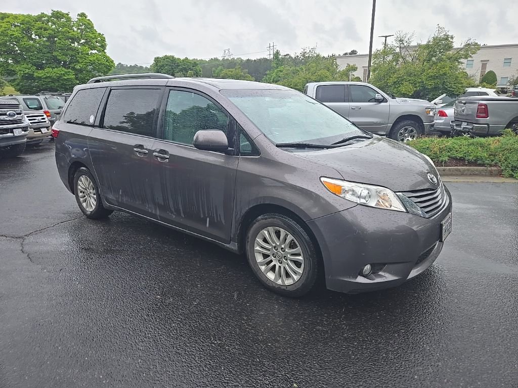 Used 2015 Toyota Sienna XLE FWD image 1