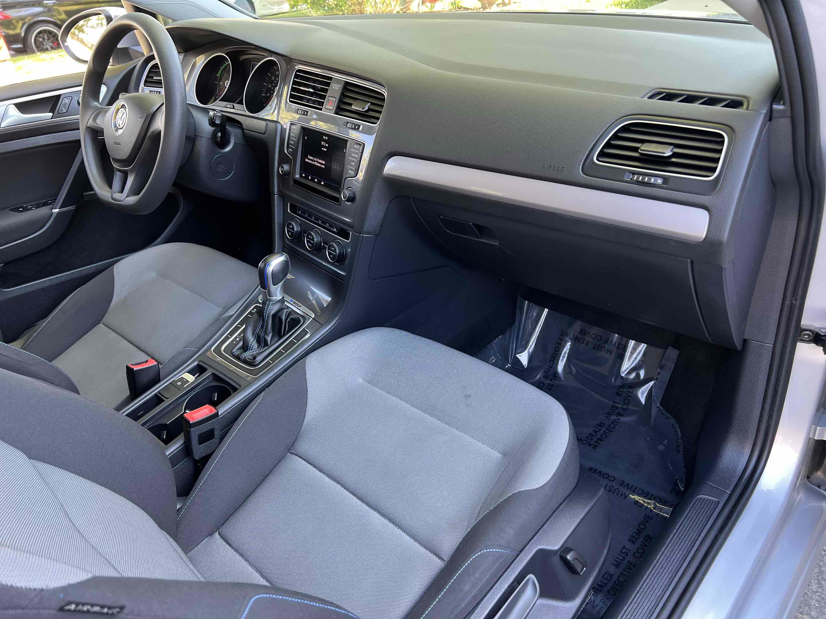 Used 2016 Volkswagen e-Golf SE w/ DC Fast Charging Package image 26