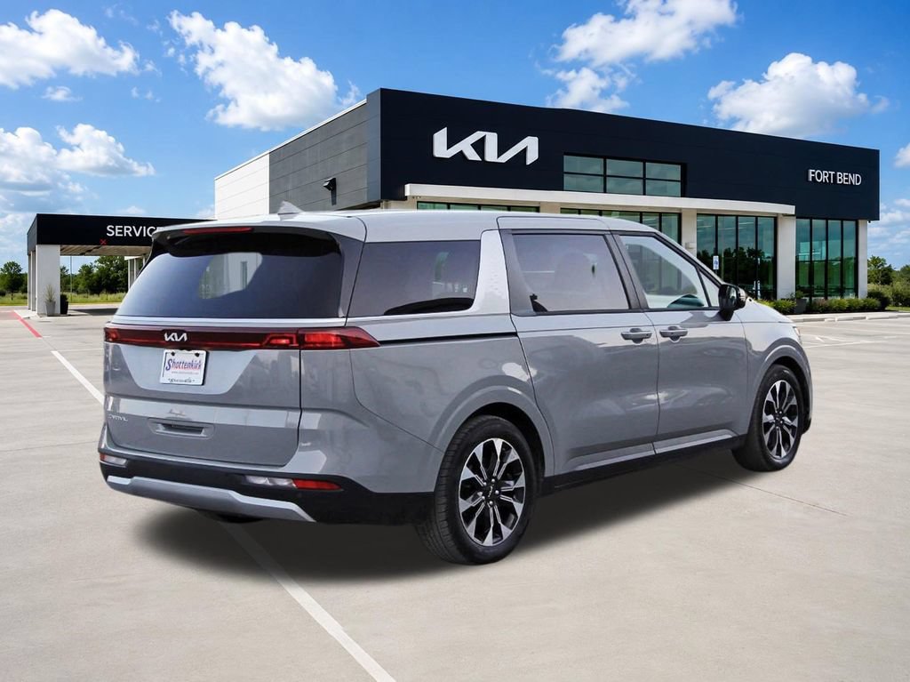 Used 2023 Kia Carnival EX FWD image 5