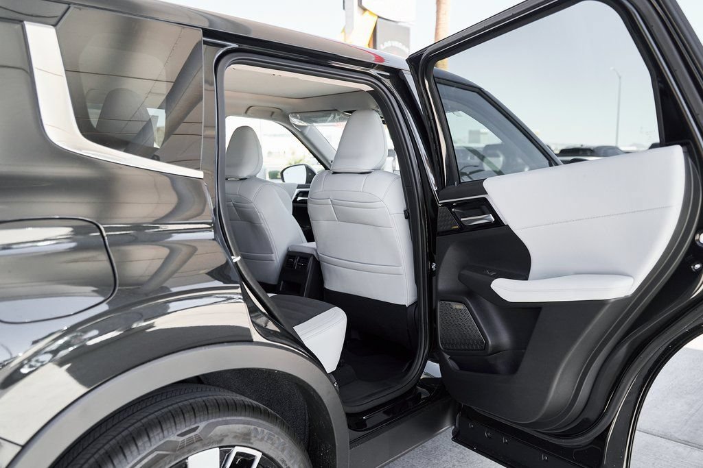 Used 2025 Mitsubishi Outlander SE FWD image 14