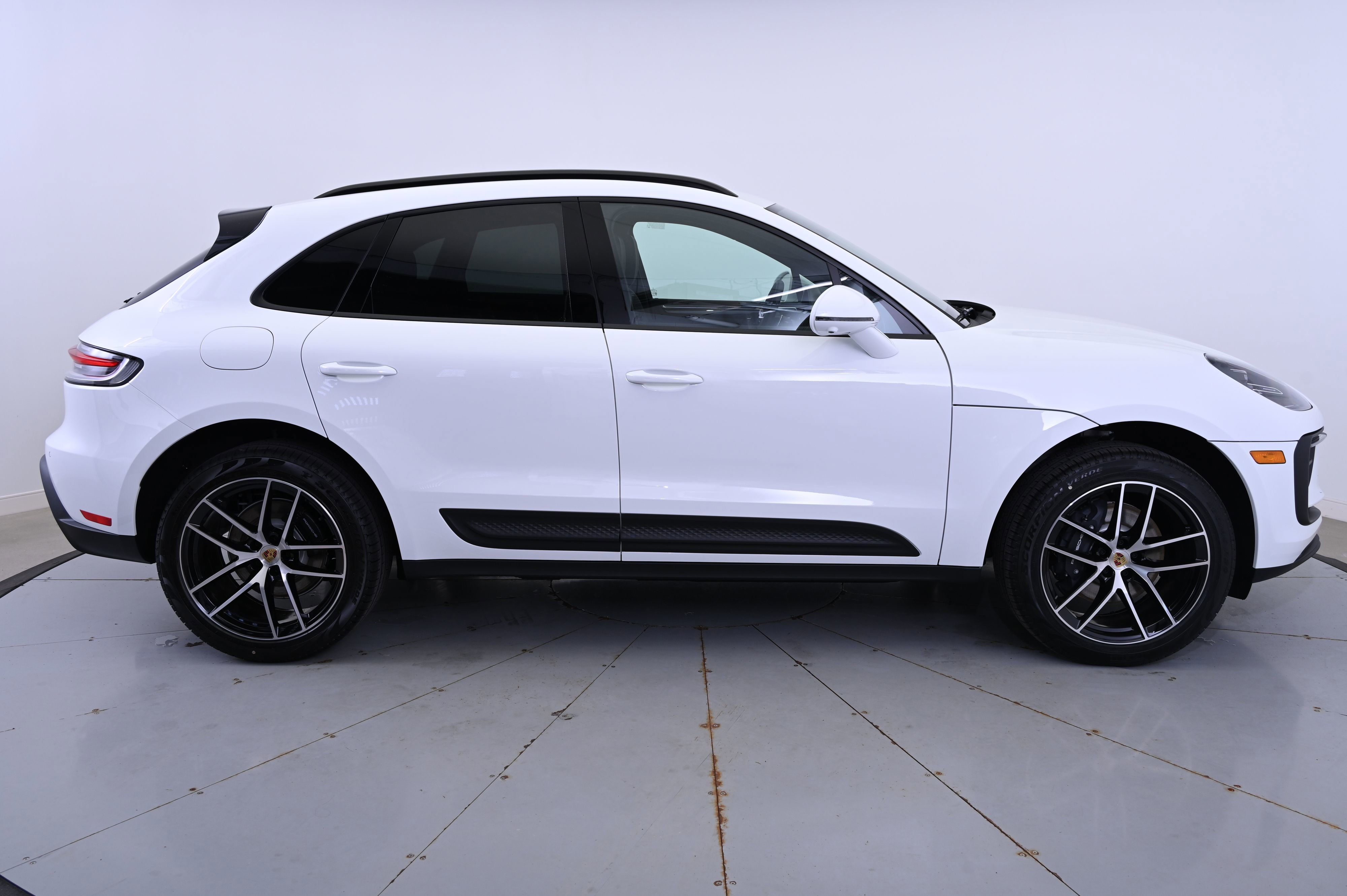 Certified 2025 Porsche Macan image 8