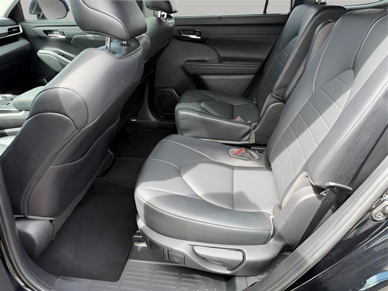 Used 2021 Toyota Highlander XLE FWD image 19
