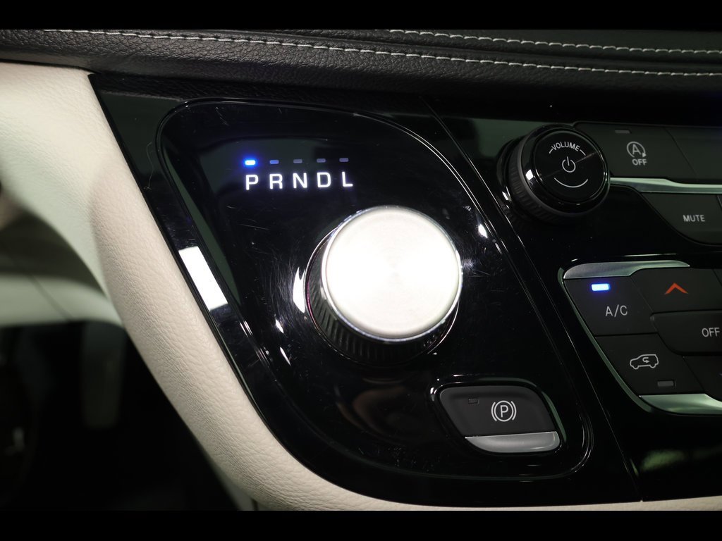 Used 2022 Chrysler Pacifica Touring-L image 27