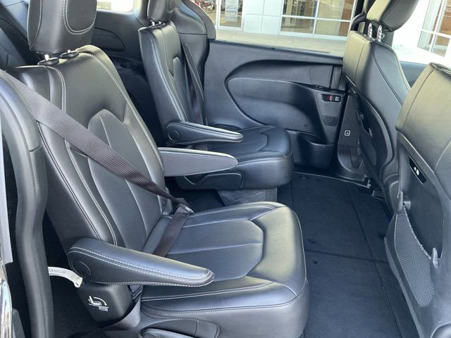 Used 2025 Chrysler Pacifica Select image 18
