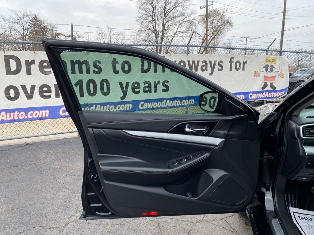 Used 2017 Nissan Maxima Platinum FWD image 12