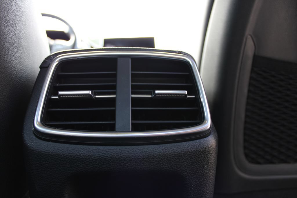Used 2025 Genesis G70 2.5T image 28