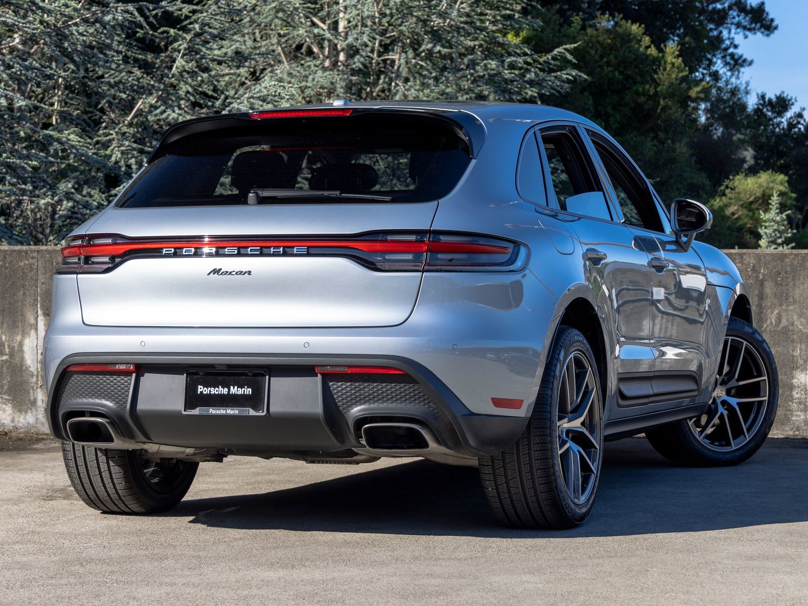 Certified 2025 Porsche Macan AWD/4WD image 11