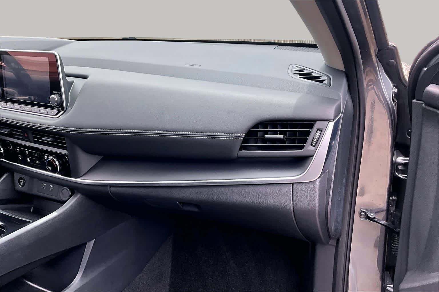 Certified 2025 Nissan Rogue S FWD image 17