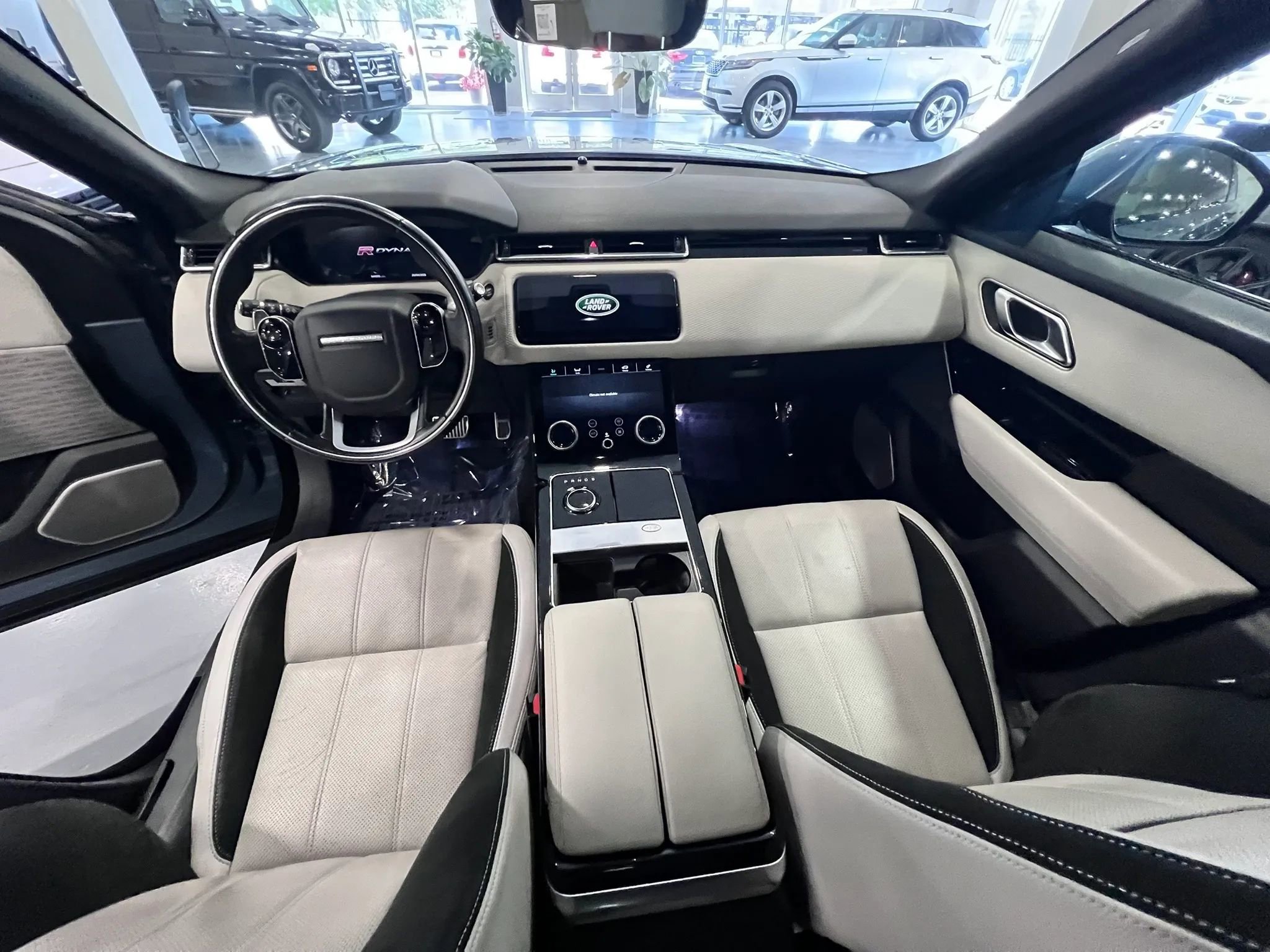 Used 2019 Land Rover Range Rover Velar R-Dynamic SE AWD/4WD image 11