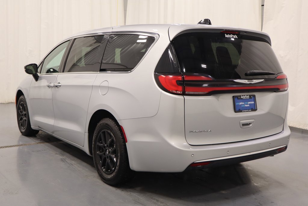 Used 2024 Chrysler Pacifica Touring-L image 7