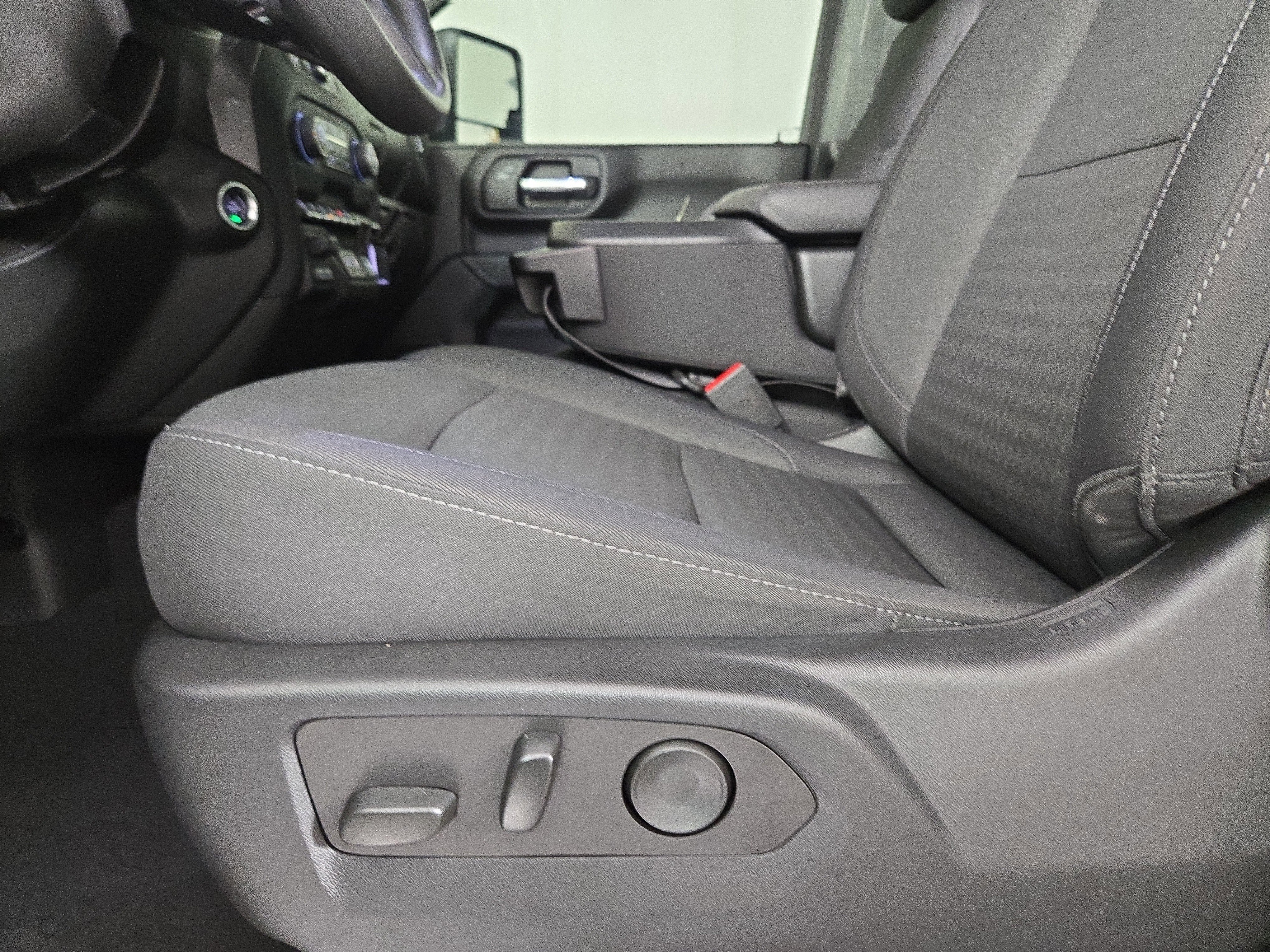 Used 2024 Chevrolet Silverado 2500 Custom w/ Custom Value Package image 29