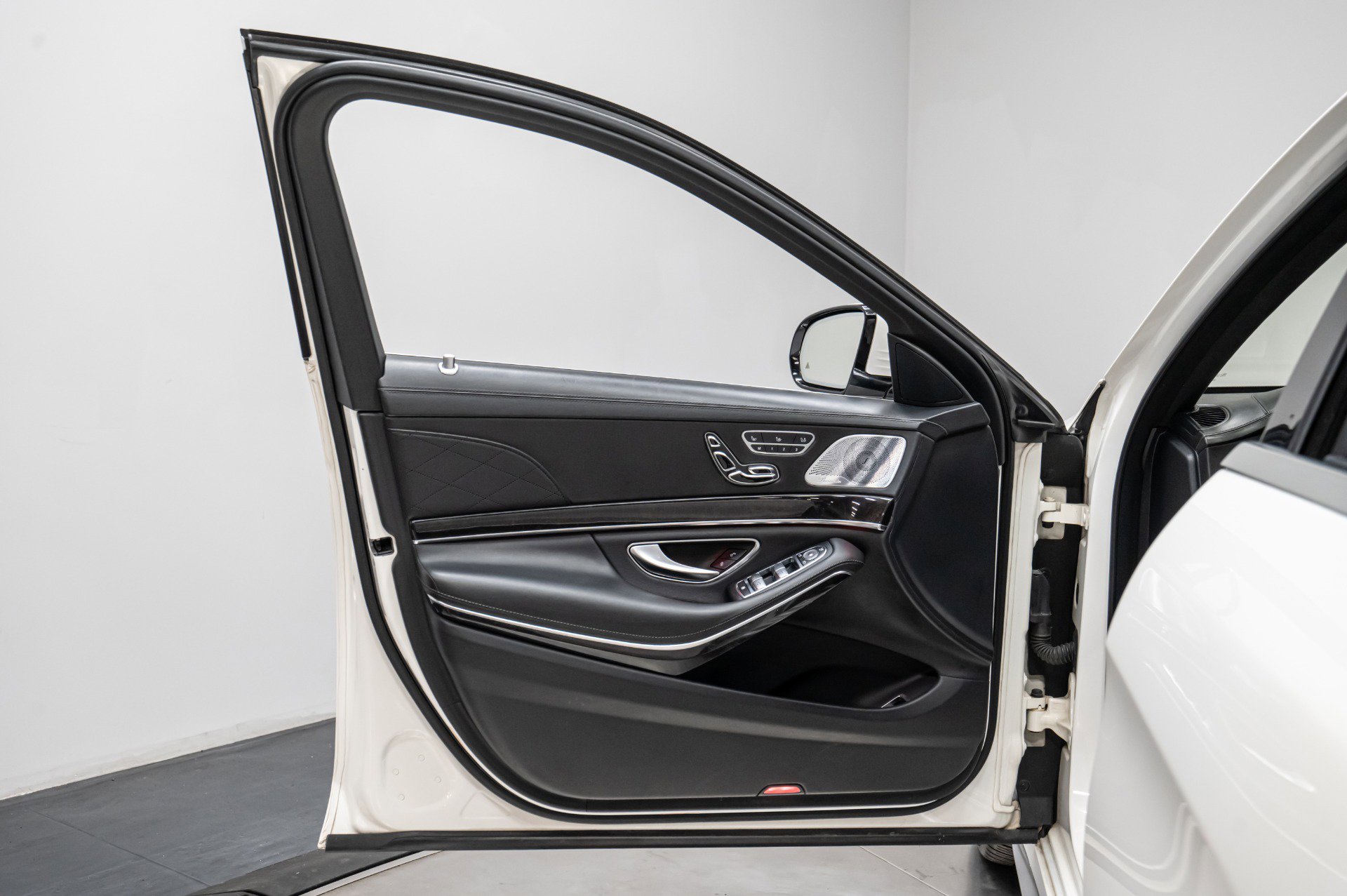 Used 2015 Mercedes-Benz S 63 AMG 4MATIC Sedan w/ Driver Assistance Package image 23