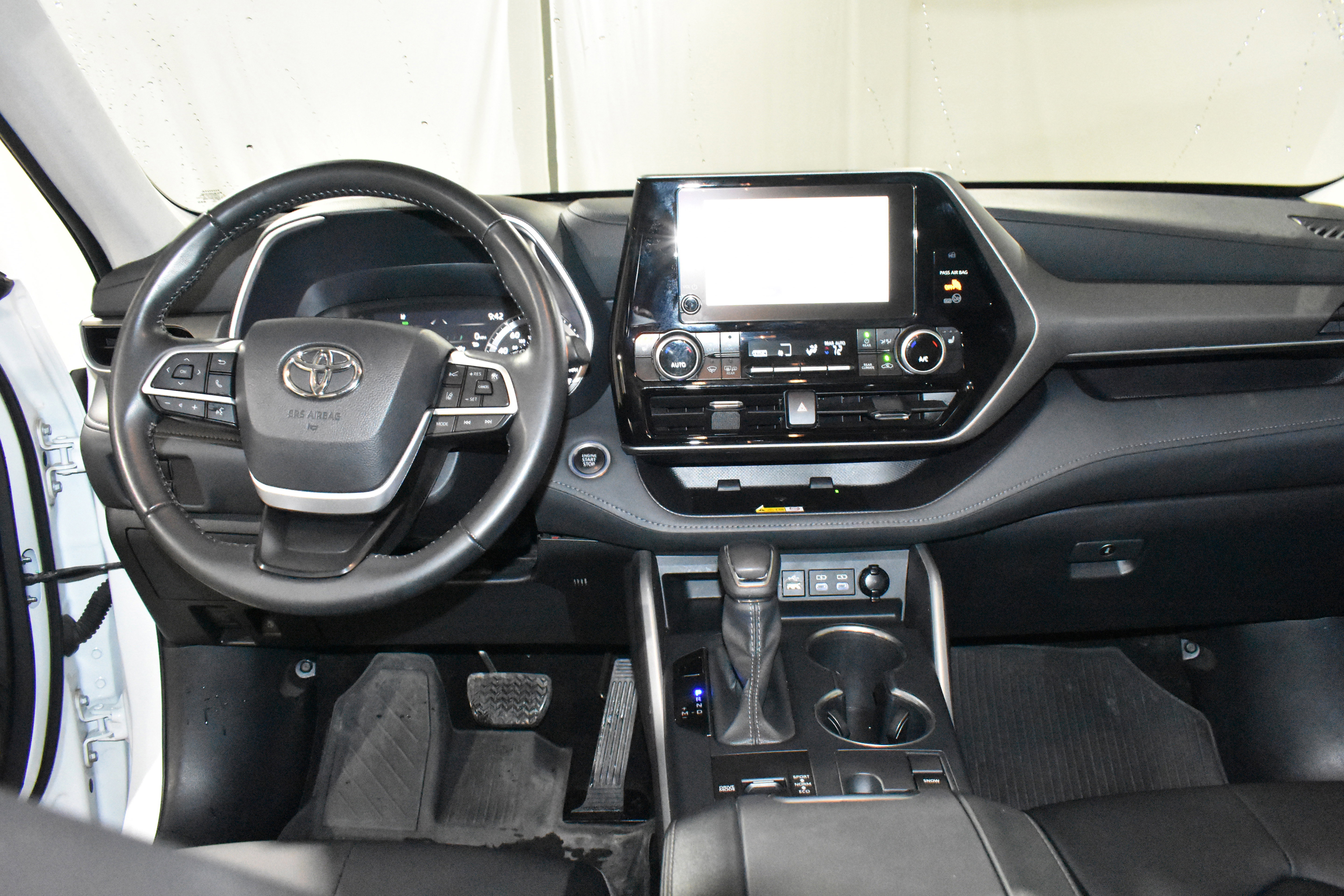 Used 2025 Toyota Highlander XLE FWD image 34
