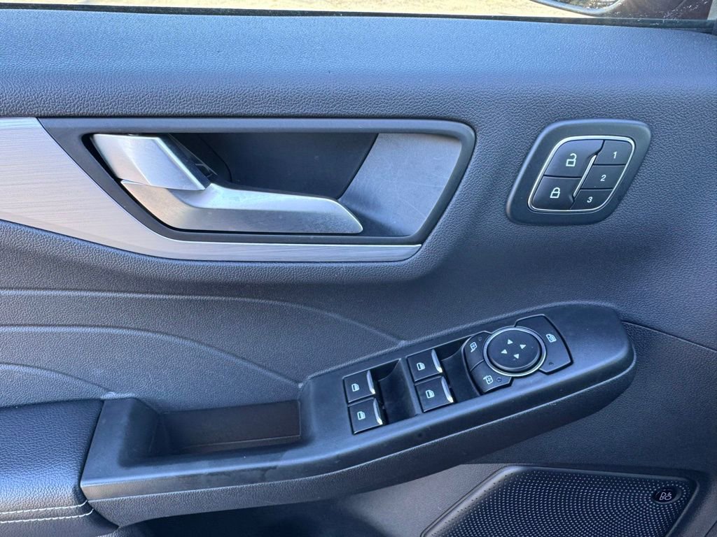 Used 2025 Ford Escape SE w/ PHEV Premium Package FWD image 24