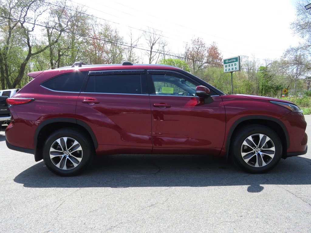 Used 2020 Toyota Highlander XLE AWD/4WD image 4