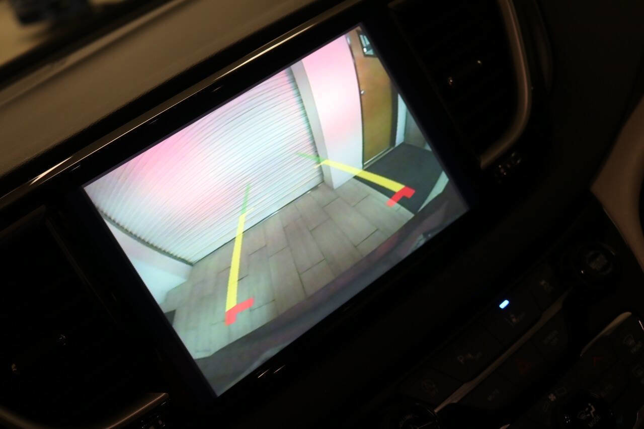 Used 2023 Chrysler Pacifica Touring-L image 77