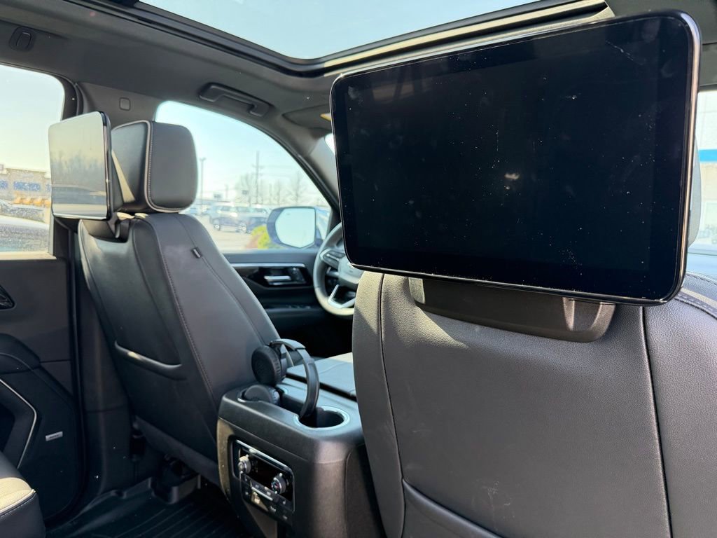 Used 2025 Chevrolet Suburban Premier image 25