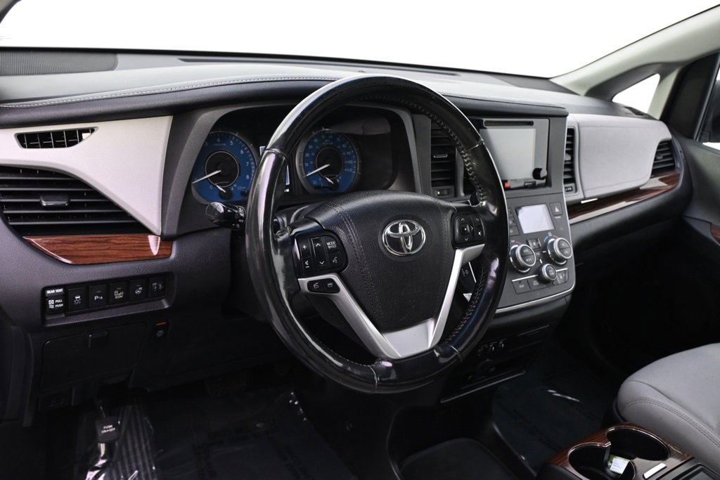 Used 2017 Toyota Sienna Limited Premium image 8
