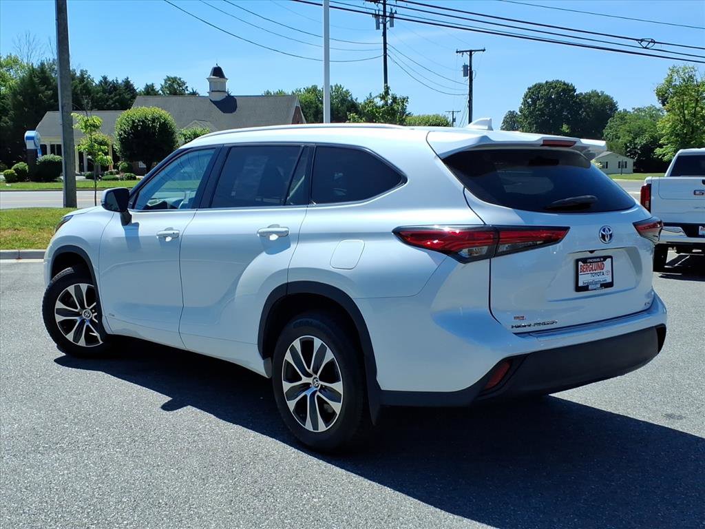 Used 2022 Toyota Highlander XLE AWD/4WD image 6