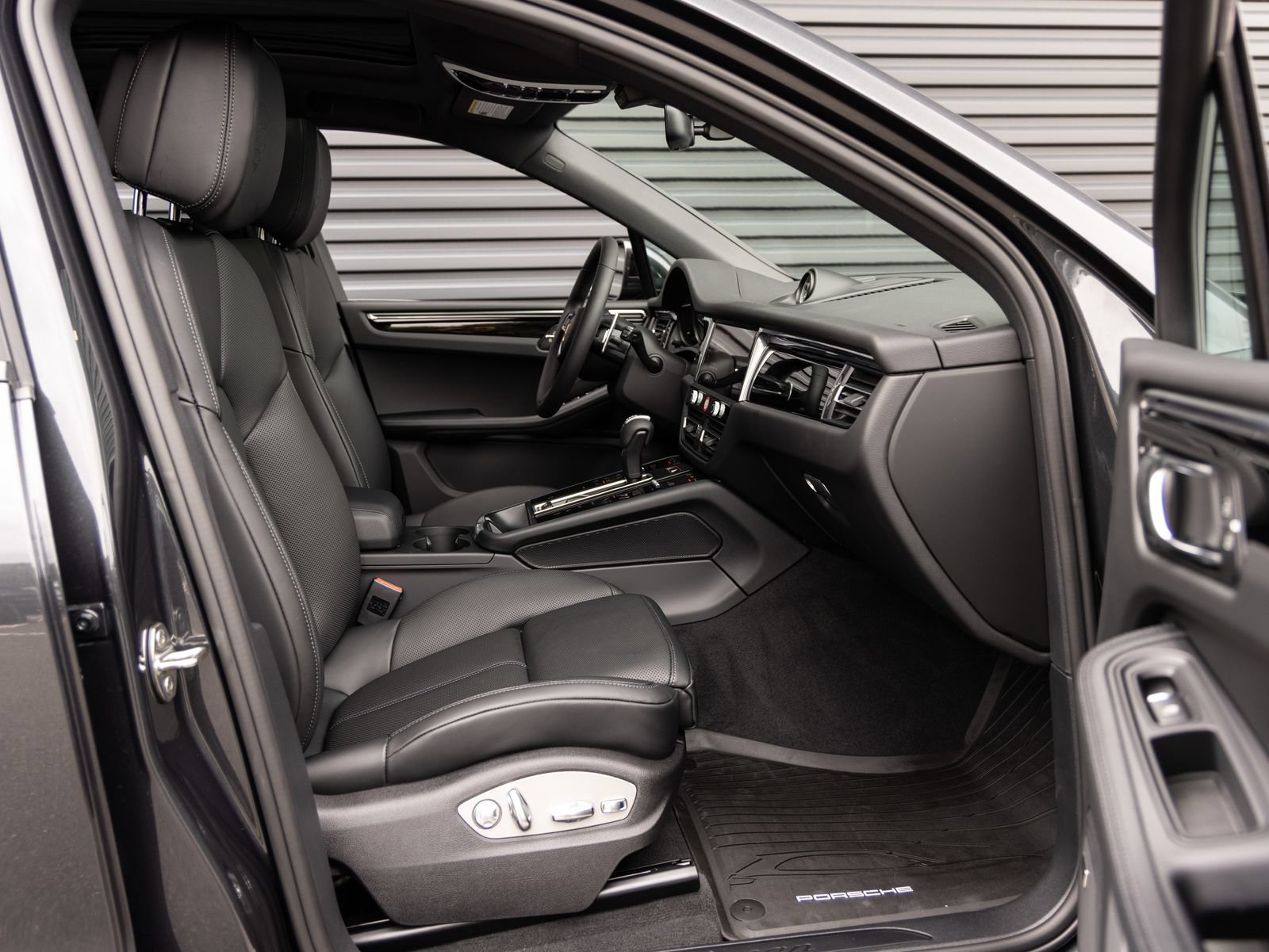 Certified 2026 Porsche Macan AWD/4WD image 32