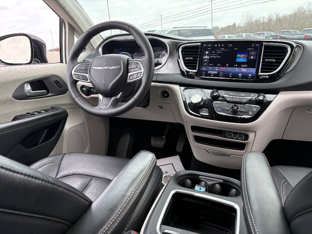 Used 2024 Chrysler Pacifica Touring-L image 26