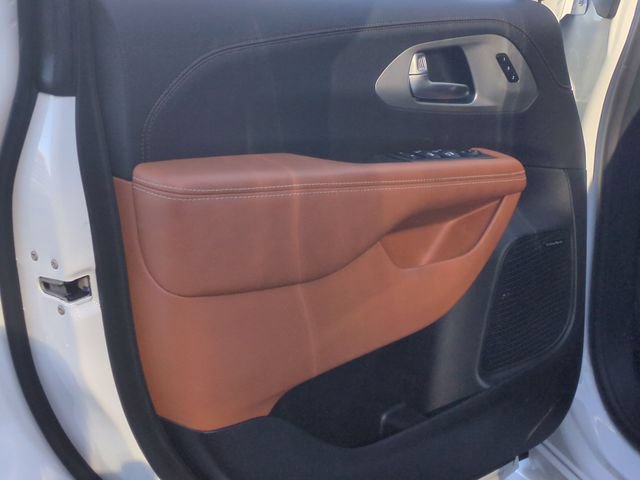 New 2026 Chrysler Pacifica Pinnacle w/ Trailer Tow Group FWD image 30