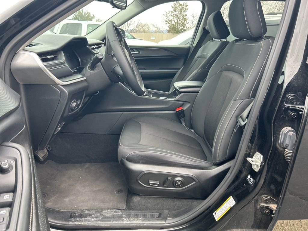 Used 2023 Jeep Grand Cherokee L Laredo AWD/4WD image 5