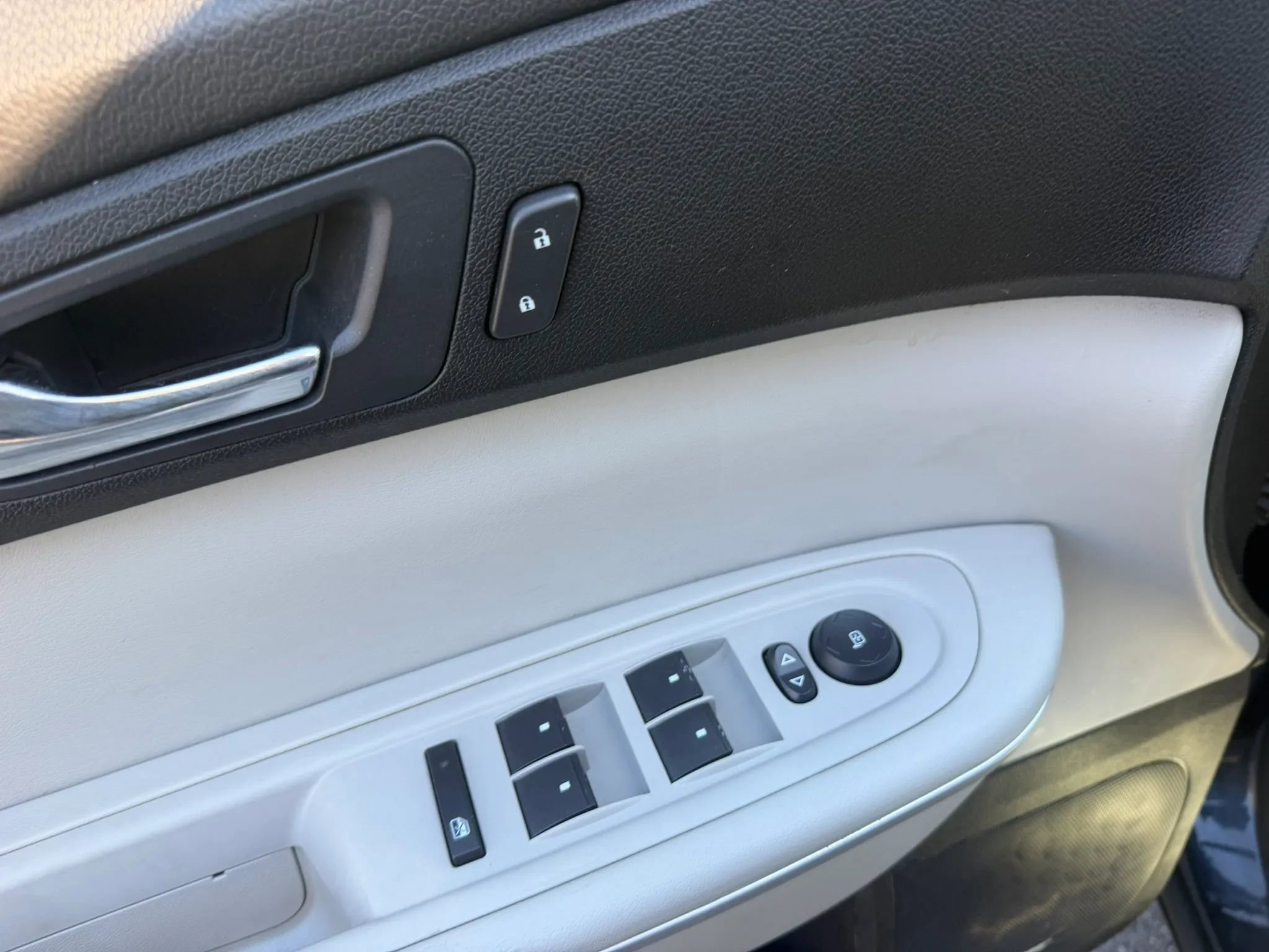 Used 2012 GMC Acadia SLT image 25