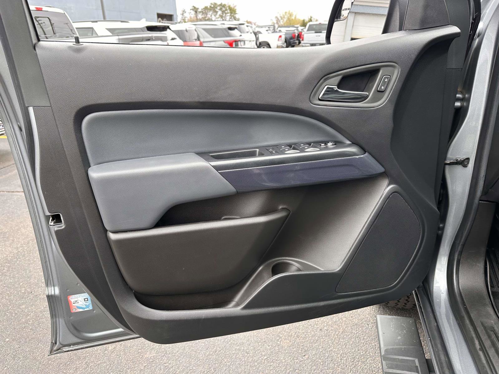 Used 2022 Chevrolet Colorado Z71 AWD/4WD image 9