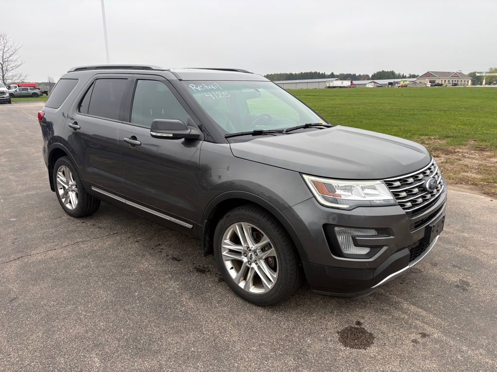Used 2017 Ford Explorer XLT w/ Equipment Group 202A AWD/4WD image 2