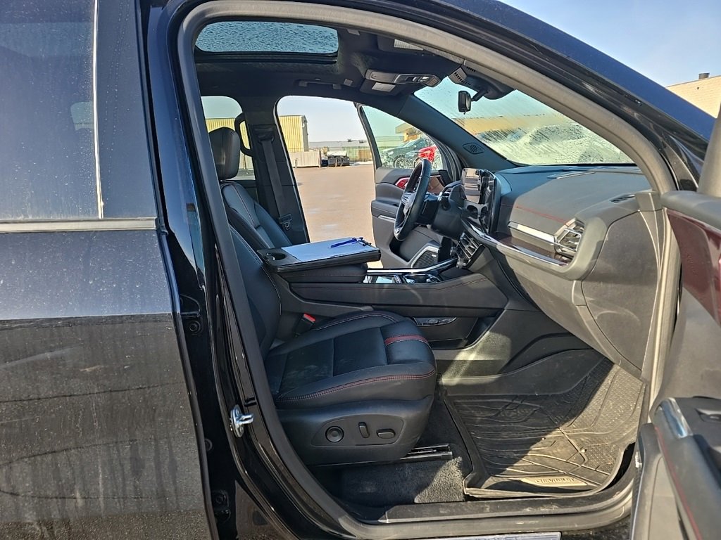 Used 2025 Chevrolet Traverse RS image 18