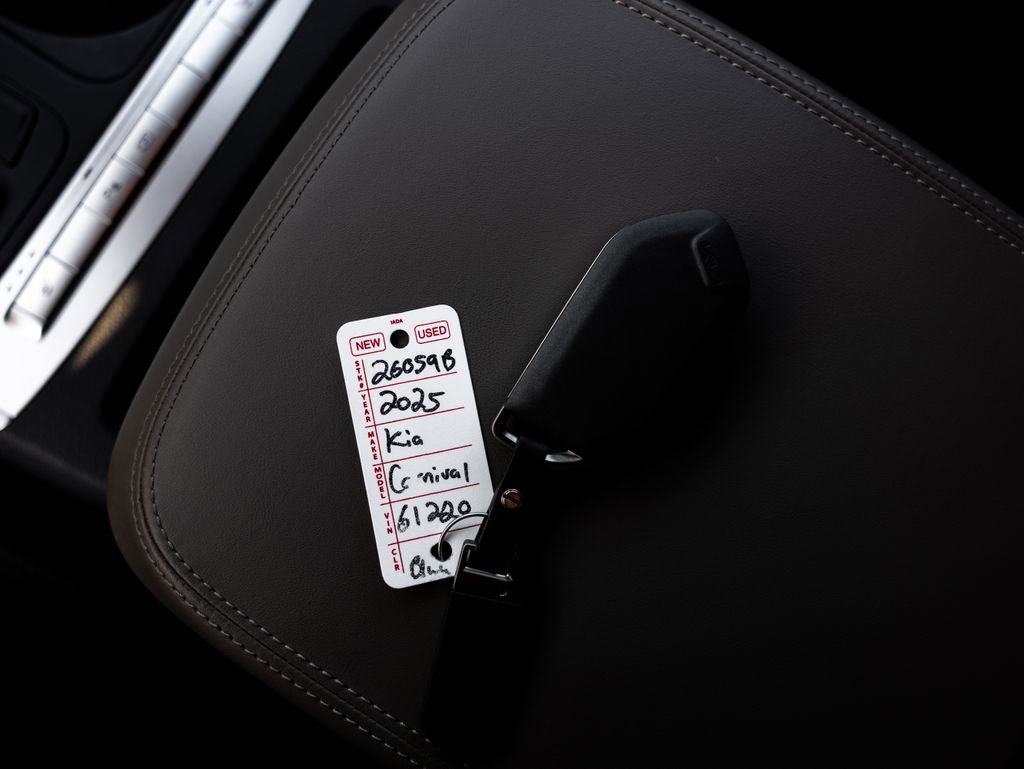 Used 2025 Kia Carnival image 26