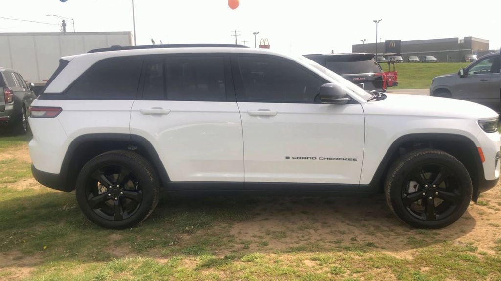 Used 2025 Jeep Grand Cherokee Limited w/ Black Appearance Package AWD/4WD image 8