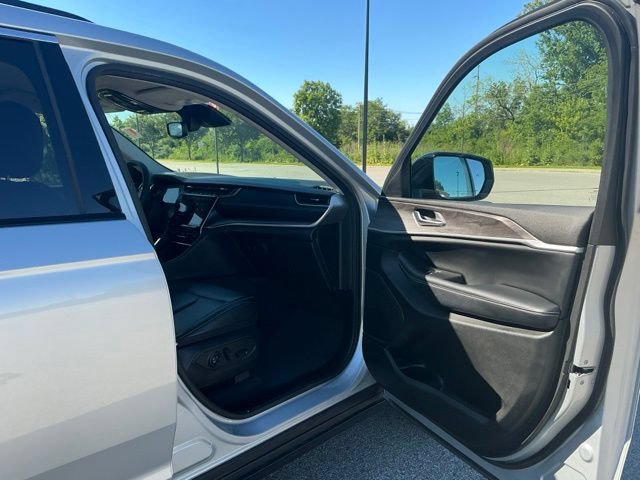 Used 2023 Jeep Grand Cherokee L Limited AWD/4WD image 17