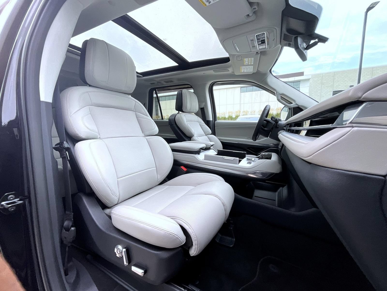 Certified 2026 Lincoln Navigator Reserve AWD/4WD image 16