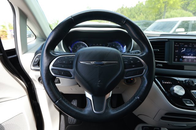 Used 2020 Chrysler Pacifica Touring-L image 11
