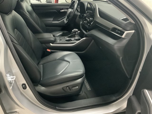 Used 2023 Toyota Highlander XLE AWD/4WD image 21